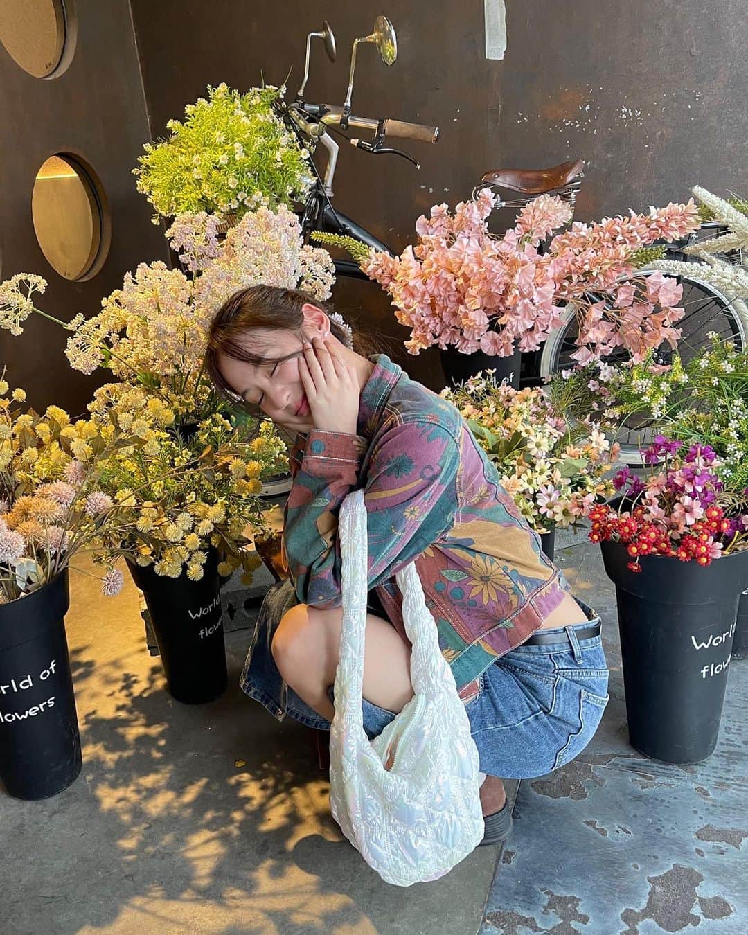 PIMTHAのインスタグラム：「Bloom outside where you're planted 🌷」