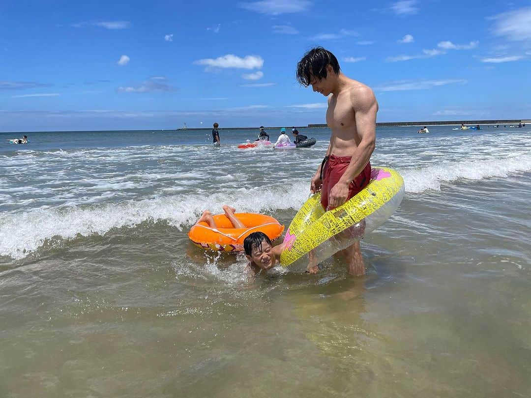 渡辺沙亜里さんのインスタグラム写真 - (渡辺沙亜里Instagram)「台風直撃前に今年初海🌊 去年もしけてたなぁ😂  でも空は青いし海は綺麗だし息子は楽しそうだし最高でしたー 数馬はこの後仕事なのに予定詰め込んじゃってごめんね💦  最近忙し過ぎるから、台風来たら身動き取れなそうだからそこでゆっくりできるかな？  夏後半も忙しいけど、楽しみましょ！！☀️  @kazuma715  @fumaclimb  @yui_watanabe624」8月7日 17時02分 - saari_watanabe