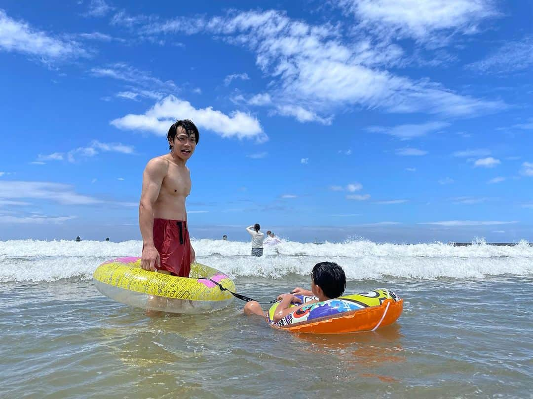 渡辺沙亜里のインスタグラム：「台風直撃前に今年初海🌊 去年もしけてたなぁ😂  でも空は青いし海は綺麗だし息子は楽しそうだし最高でしたー 数馬はこの後仕事なのに予定詰め込んじゃってごめんね💦  最近忙し過ぎるから、台風来たら身動き取れなそうだからそこでゆっくりできるかな？  夏後半も忙しいけど、楽しみましょ！！☀️  @kazuma715  @fumaclimb  @yui_watanabe624」