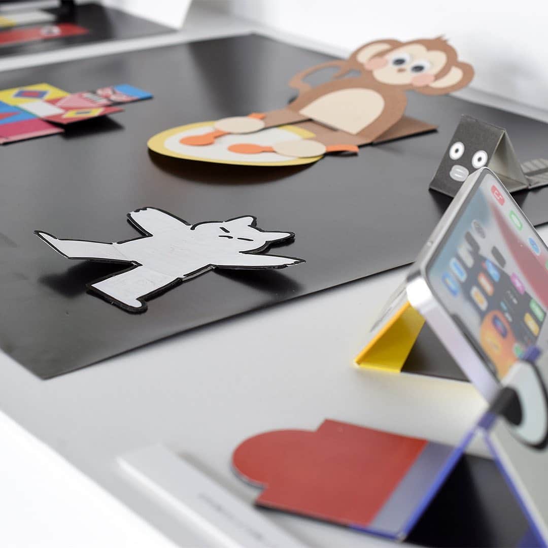 LIVING MOTIFのインスタグラム：「. ショップイベント｜SUPER PAPER WORKSHOP 参加クリエイターによる作品をご紹介します。  石川 将也 マグネタクトアニマルにいたる研究（とその先に）  「マグネタクトアニマル」は、マグネットシートの性質を活用した、動くおもちゃ（キネクトトイ）の工作キットです。磁石がパタパタするシンプルな構造と動きから、さまざまな動きをともなう生き物が生まれます。  この展示では、作品の基となった、磁石を使った触覚フィードバックの研究「マグネタクト」の紹介にはじまり、どのような発見・研究を経て「マグネタクトアニマル」に至ったか、今までどんなアニマルが生まれたかを紹介します。  さらに、その後取り組んでいる、このマグネタクトアニマルの構造をさらに発展させた、応用研究もいくつかお見せします。 協力：中路景暁  ーーーー 8/20(日) ワークショップ開催 マグネタクトアニマルを作ろう！｜石川 将也  お申し込みはプロフィールのリンクからご覧ください。 @livingmotif  ーーーーーーーー  SUPER PAPER WORKSHOP 期間：2023年8月3日(木) - 9月13日(水) ＊8月11日(金)〜15日(火)は夏期休業とさせていただきます。 場所：リビング・モティーフ 1F ーーーーーーーー  #livingmotif #リビングモティーフ #superpaperworkshop #福永紙工 #fukunaga_print #superpapermarket #石川将也 #ishikawamasaya_fps」