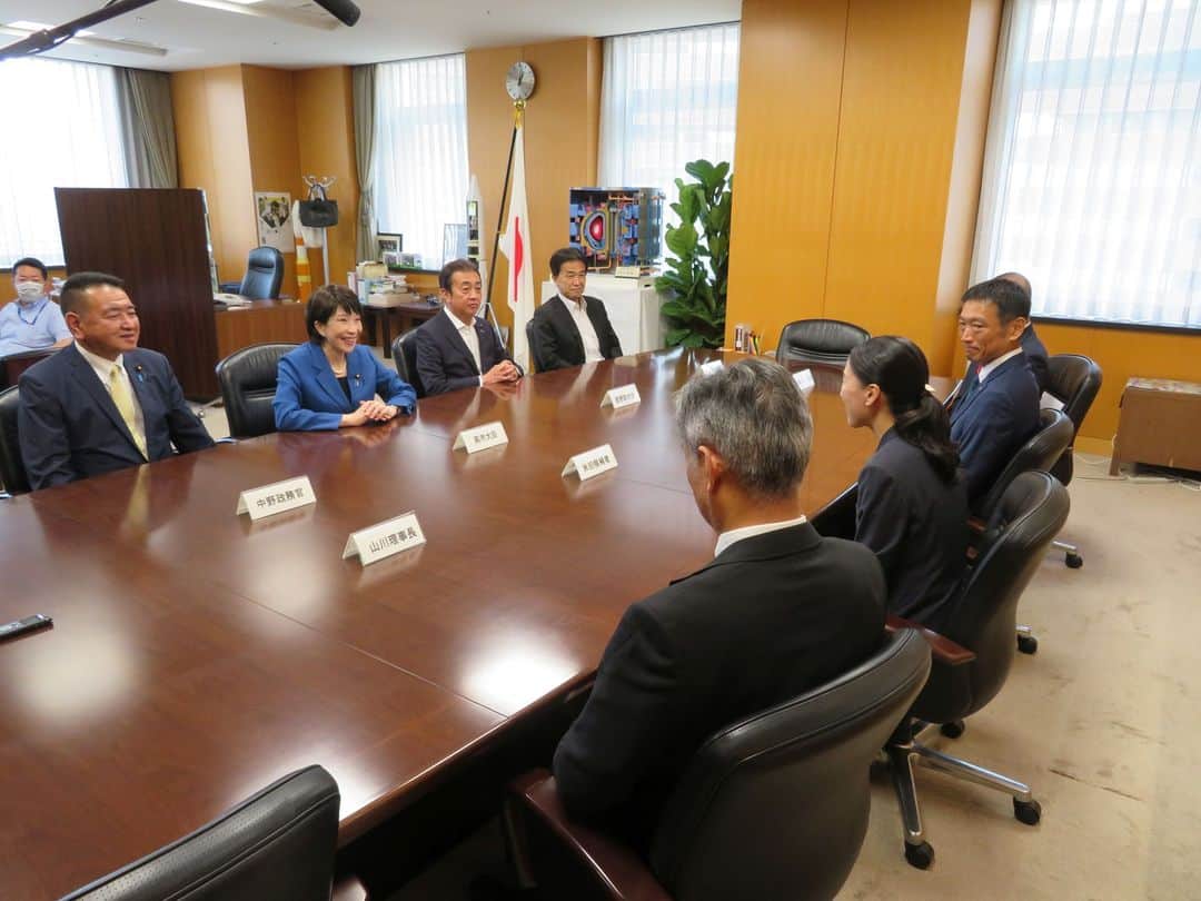高市早苗のインスタグラム：「8月7日 諏訪理宇宙飛行士候補者・米田あゆ宇宙飛行士候補者より表敬訪問を受ける」