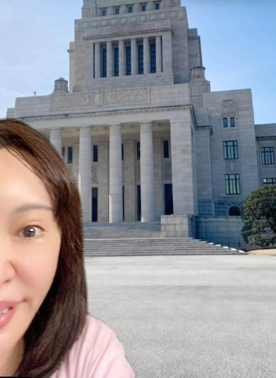 のインスタグラム：「【史上初❗️女子高生スタートアップ海外研修】 政府で今年創設した #女性限定スタートアップ支援 のうち、10名は #女子高生枠 を設けました。 そのボストン研修を終えて本日帰国したばかりの女子高生たちへ、オンラインで激励メッセージと突然の質疑応答！ みずみずしい感性と多様な視点で、日本のスタートアップに爆発的イノベーションを起こして欲しい、そして彼女たちの人生も生き生きと活躍できるものになって欲しいと願っています。 官邸にも報告へ来てくださると嬉しいです！」