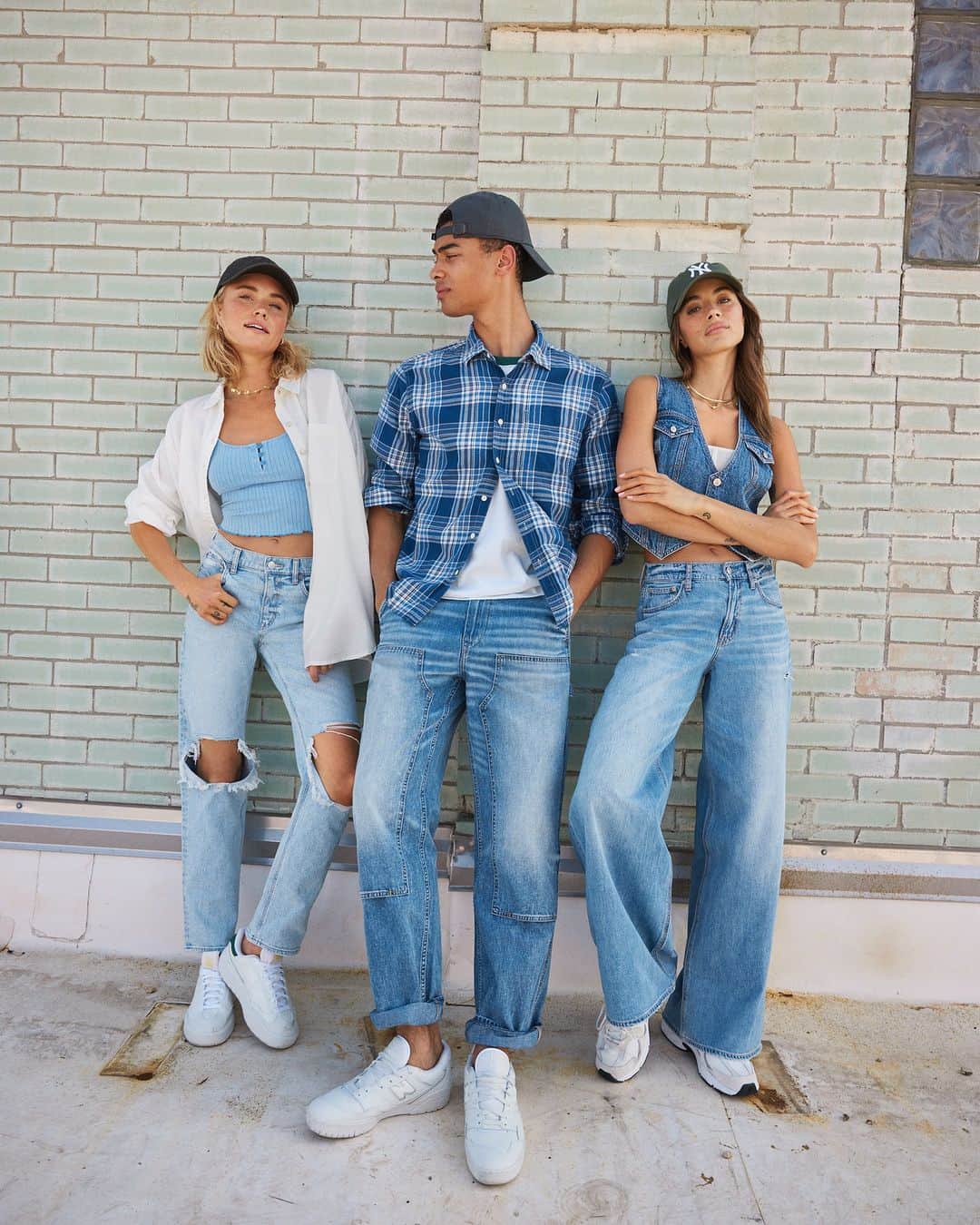 アメリカンイーグルのインスタグラム：「新着デニムコレクションが登場😍🦅  伸縮性のある #AEJeans は、一日中履いても快適で、さまざまなニーズに合わせて使える多目的なアイテム 💯  早くストアでチェックしてみて、あなただけのパーフェクトジーンズを見つけてね🏃🏻‍♂️  #アメリカンイーグル #americaneaglejp #AEJeans #アメリカンイーグルジーンズ #デニム #ジーンズ #AEコーデ #BTSコレクション #HereandNow」