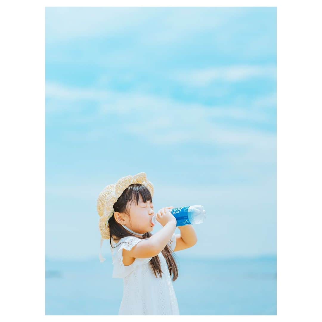 ポカリスエットさんのインスタグラム写真 - (ポカリスエットInstagram)「＼今日の #ポカリフォト 📷／  @yuirin76 さんの #ポカリキッズ ♪ 暑い日のお出かけに美味しそうにポカリを飲む #ポカリキッズ のお写真です💙 青い空と白いワンピースの組み合わせがまさにポカリカラー♪とっても素敵です👍  「ポカリのまなきゃ！」と思った人は、コメント欄に『💙』で教えてください♪  ====================== 皆さんもポカリスエットの写真を撮って 「#ポカリフォト」で投稿してくださいね♪ 素敵な投稿は @pocarisweat_jp で 紹介させていただきます♪ =====================  #ポカリスエット #ポカリ #ポカリのまなきゃ #pocarisweat #親バカ #キッズ #こども #こどものいる暮らし #パパカメラ #ママカメラ #キッズフォト #子供写真 #パパカメラ部 #ママカメラ部 #キッズポートレート #子どもの日常をもっと写真に #キッズ写真 #キッズフォトグラファー #愛おしい日々の足跡 #水分補給 #何気ない瞬間を残したい #ファインダー越しの私の世界 #青い空 #ポカリカラー #夏」8月7日 17時00分 - pocarisweat_jp
