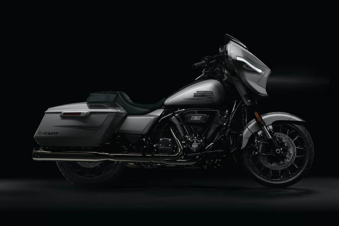Harley-Davidson Japanさんのインスタグラム写真 - (Harley-Davidson JapanInstagram)「【CVO ストリートグライド】 形は感情に従う。革新が生み出す、高められた乗り心地。よりダイナミックなツーリング体験と、これからの旅に向けた新たなレベルの快適性。2023年新型CVOストリートグライドは、未来へ向かうの道のために生まれ変わりました。  https://www.h-d.com/jp/ja/motorcycles/cvo-street-glide.html  #ハーレーダビッドソン #HarleyDavidson #UnitedWeRide #CVOStreetGlide #CVOストリートグライド」8月7日 17時00分 - harleydavidsonjapan