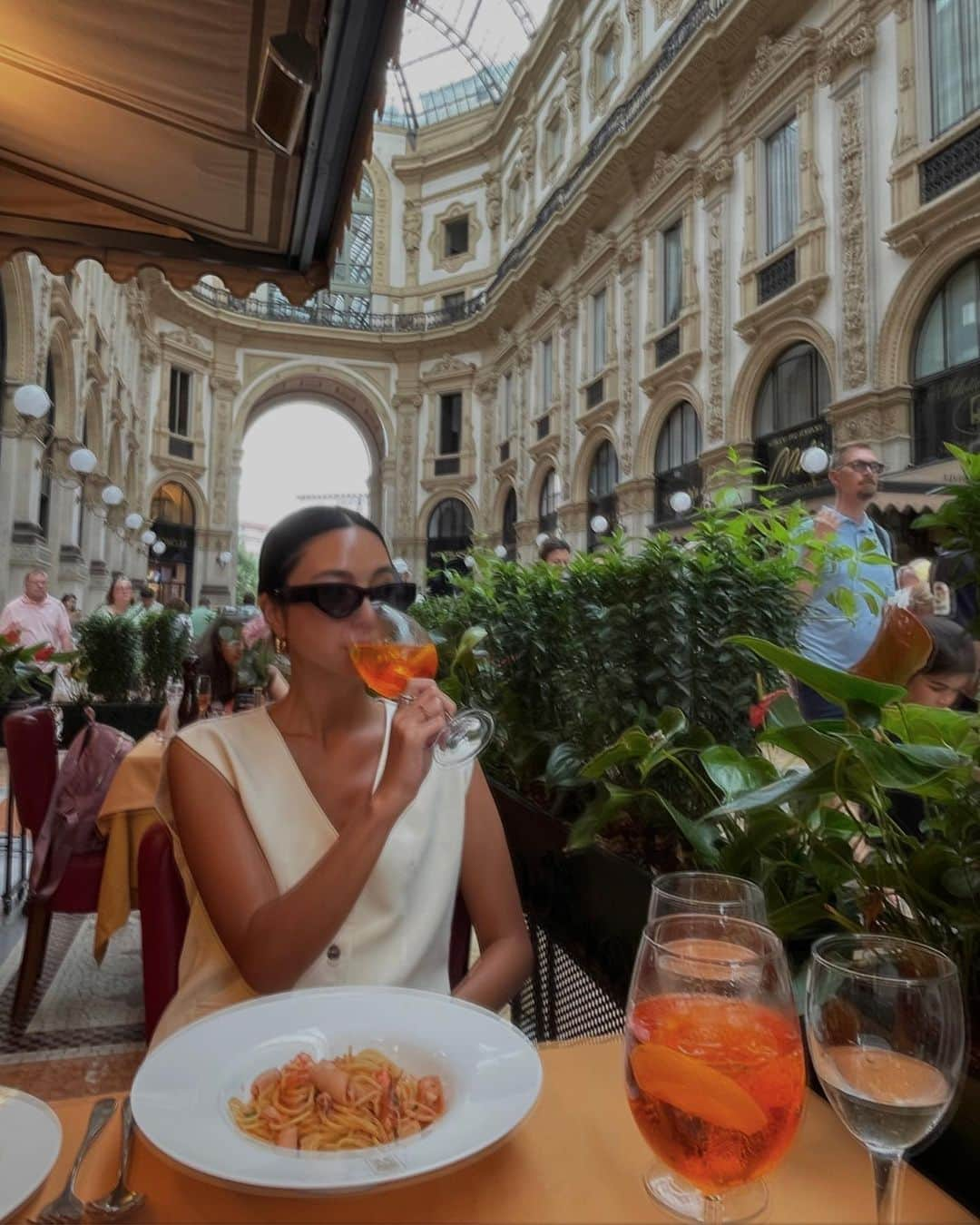 岡田美季さんのインスタグラム写真 - (岡田美季Instagram)「Milano🇮🇹 抜群に美味しいアペロールでした🍊 生ハムメロンが絶品。 ガレリア内のレストラン。 メトロで夜はあきちゃんおすすめレストラン🍽 わんちゃん一緒にテクテク乗れる幸せな世界🌎 (船も飛行機も簡単に乗れる幸せ🐕) 生ハムが美味しかった〜〜〜 #italia #milano #trip #イタリア旅行 #ミラノ」8月7日 17時12分 - mikiokada0225