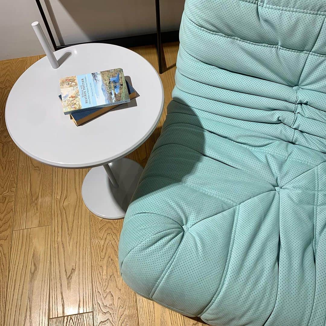 ligne roset shopさんのインスタグラム写真 - (ligne roset shopInstagram)「【ROSETTogo】(ロゼトーゴ) 近年利用者が増加しているロゼトーゴ コーナータイプを銀座店にて展示しております💐 爽やかな色味の生地はお部屋のアクセントになりますね。  コーナータイプは奥行きが深い為、ゆったり寛ぐことができます💭  ご質問はDMにてお気軽にお問い合わせください。  #ligneroset#lignerosetginza#ginza#interior#room#design#sofa#furniture#room#myligneroset#rosettogo#togo  #リーンロゼ#リーンロゼ銀座#銀座#インテリア#インテリアコーディネート#家具#ソファ#リノベーション#リーンロゼのある暮らし#ロゼトーゴ#トーゴ  @ligneroset_jp」8月7日 17時04分 - ligneroset_jp_shop