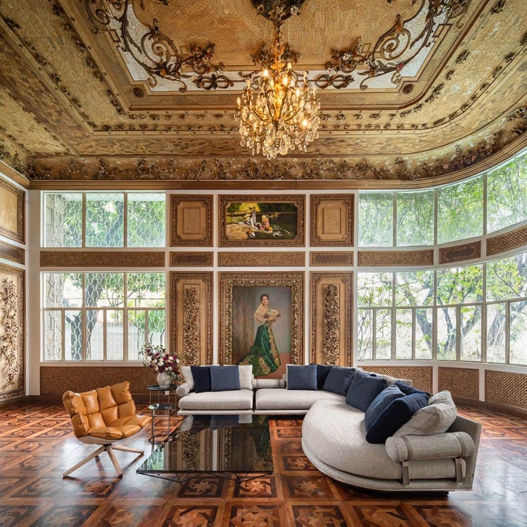 B&B Italiaのインスタグラム：「B&B Italia proudly presents Filipino Heritage Campaign, in partnership with Focus Global. Step into a world where rich Filipino heritage entwines with the elegance of most iconic and timeless pieces of Italian design from B&B Italia. Witness the graceful Noonu sofa system  gracefully placed in the historic wing of a Filipino heritage home, where its original owners hung portraits painted by Philippine National Artist Fernando Amorsolo. The result is a fusion of nostalgic charm and modern-day luxury.  @antonio_citterio_arch  @bebitaliamanila  Ph Studio Synthesis Video Sean Amador  #bebitalia #design #Manila #Philippines」