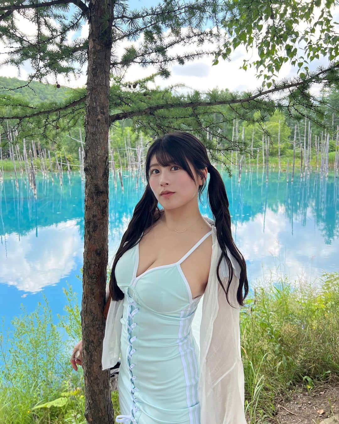 ちとせよしのさんのインスタグラム写真 - (ちとせよしのInstagram)「青い池！！🦋 お天気よくて前見た時より青く見えてよかった😆✨️  #北海道旅行 #美瑛 #青い池 #adidasoriginals #ツインテール」8月7日 17時20分 - chitose_yoshino