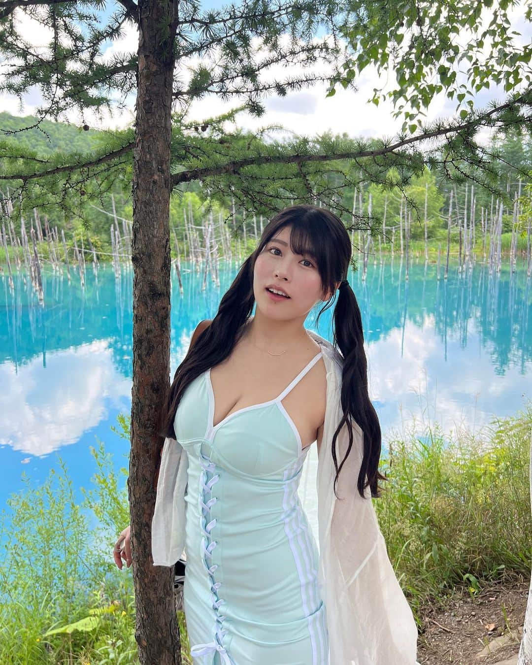 ちとせよしののインスタグラム：「青い池！！🦋 お天気よくて前見た時より青く見えてよかった😆✨️  #北海道旅行 #美瑛 #青い池 #adidasoriginals #ツインテール」
