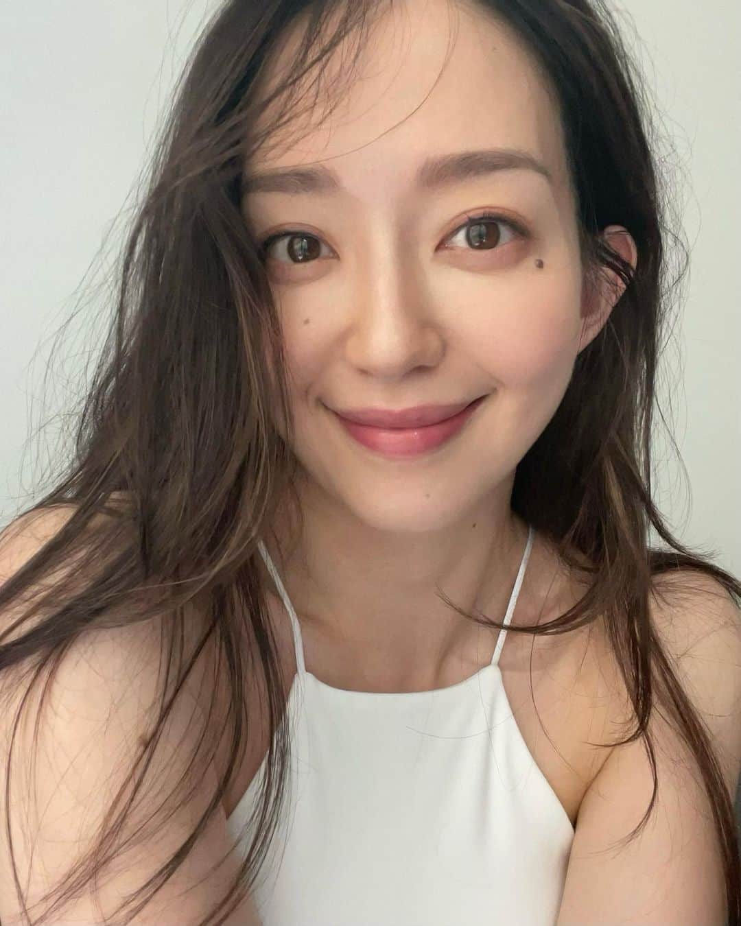松島花のインスタグラム：「: こんにちは♡遅くなりました‼︎ 皆さん、たくさんのお誕生日コメント 本当にありがとうございました😊 今日は8月7日、花の日ですね🌻 私は2日早く生まれてしまったな〜🥲笑 でも、健康に生まれたことに何より感謝です🙏🏻 小さい頃から人前に立つ事が苦手だった私が😬 モデルのお仕事を21年も続けているなんて 不思議です😌これからも一つ一つの撮影を 大切にしていきたいと思います📷 優しい気持ちを忘れずに🫶🏻 今週もがんばりましょう♡ : #monday #月曜の花 #花の日  #今週もよろしくお願いします」