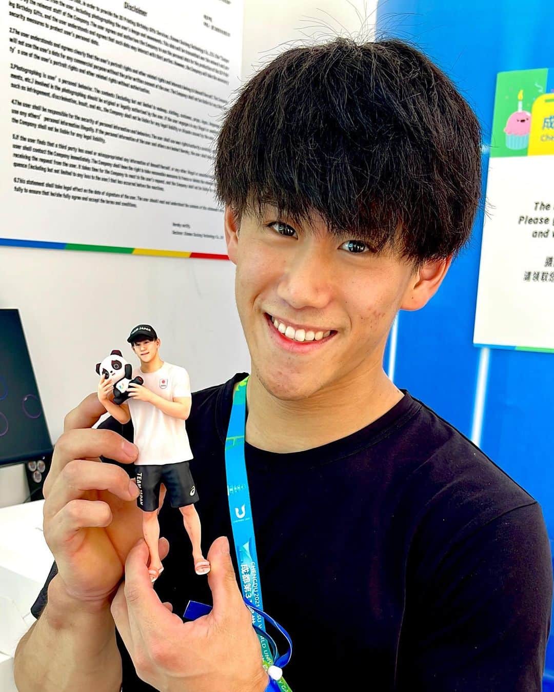 橋本大輝のインスタグラム：「. 中国で誕生日を迎えました❤️‍🔥 22歳も充実させます🥳  選手村で特別に3Dフィギュアを作ってもらいました！  ユニバーシティゲームズ応援ありがとうございました😊 　　　　　　　   #0807 #22 #すねの傷まで再現された #クオリティがたけぇ」