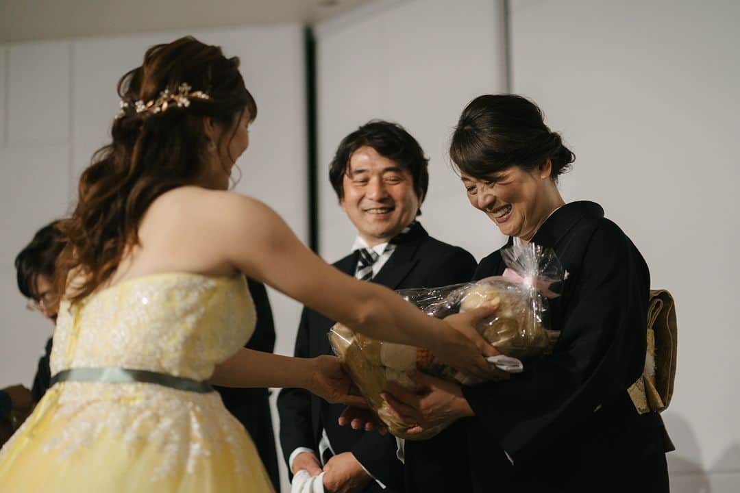 ラヴィ•ファクトリーさんのインスタグラム写真 - (ラヴィ•ファクトリーInstagram)「. 【写真で叶える結婚式】 . 今日この日を楽しみに足を運んでくれた 大切な人たちとのお写真✨ 大好きな人たちが一堂に会する機会はあまりないからこそ お写真に残してこの先もずっと大切な記憶に🕊️  . —————— ラヴィファクトリー:@hiroshima_laviefactory Photographer: @shigeeda0907 AREA:JAPAN,HIROSHIMA —————— @laviefactoryをフォローして #laviefactory #ラヴィファクトリー のハッシュタグをつけて お写真を投稿してみてくださいね✳︎ . こちらの公式IG（@laviefactory） で取り上げさせていただきます✨ . 思わず笑顔になれるハートのある 「家族写真」はラヴィクルール* >>>@laviecouleur_official . #wedding #weddingphotography #photo #ハートのある写真 #instawedding #結婚写真 #ウェディング #ウェディングフォト #撮影指示書 #ロケーションフォト #前撮り #写真好きな人と繋がりたい #フォトウェディング #卒花 #後撮り #ウェディングニュース #前撮り小物 #前撮りフォト #前撮りアイテム #ウェディング撮影 #撮影構図 #前撮りアイディア #撮影指示書 #花嫁コーディネート #花嫁コーデ #洋装ロケフォト #集合写真 #結婚式写真」8月7日 17時15分 - laviefactory