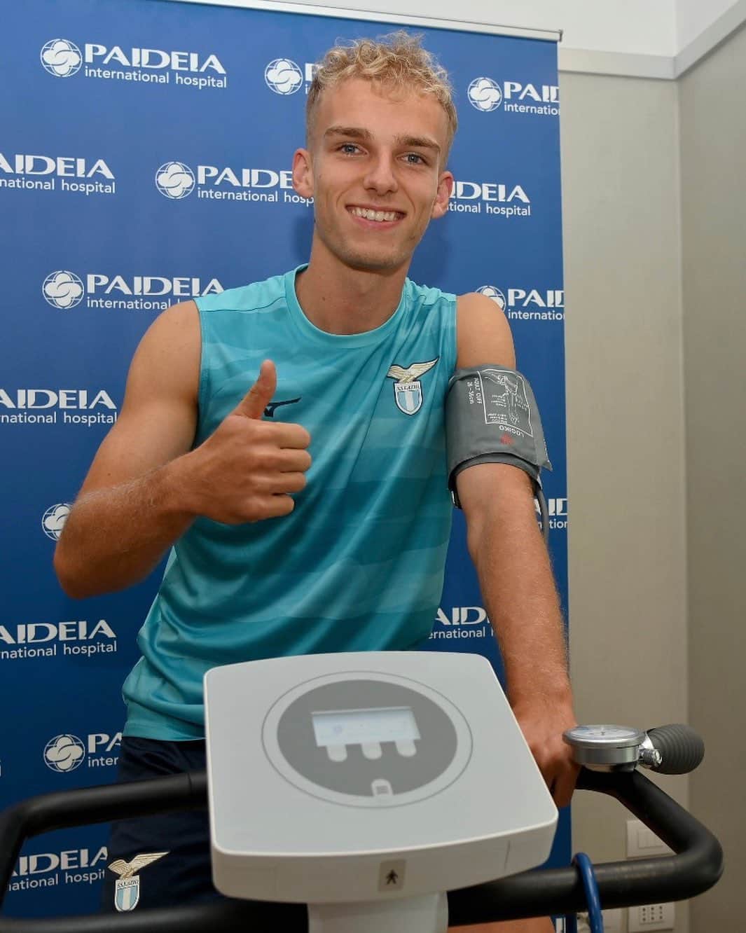 SSラツィオのインスタグラム：「👍 Thumbs up from Gustav!  #CMonEagles 🦅」