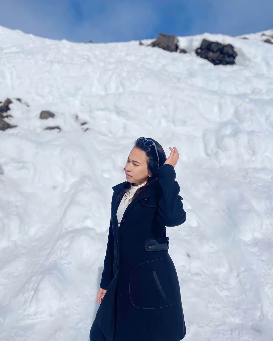 ローズ・バーンのインスタグラム：「My first month of falling in love with the land of the long white cloud ☁️🏞️ #OneMonthInNZ」