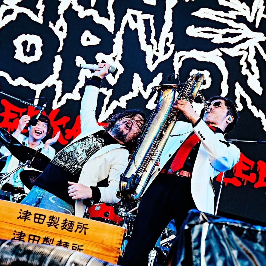 谷中敦さんのインスタグラム写真 - (谷中敦Instagram)「ROCK IN JAPANでマキシマムザホルモンのステージに飛び入り。恋のアメリカ、じゃなくて恋のメガラバやったりました。  Photo by 浜野カズシ @hamanokazushi」8月7日 17時30分 - a.yanaka