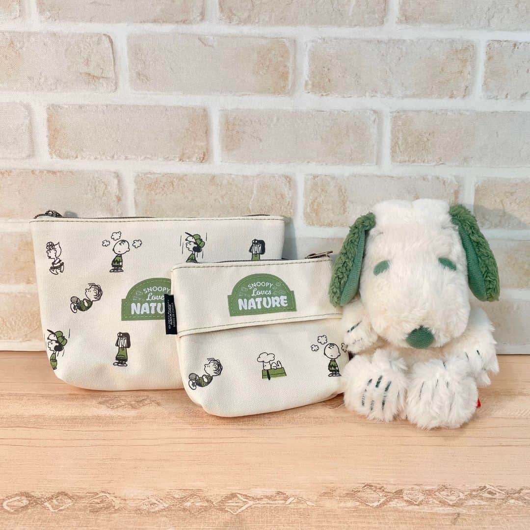 ファンビ寺内 (fanbi) さんのインスタグラム写真 - (ファンビ寺内 (fanbi) Instagram)「. スヌーピ新商品入荷！ SNOOPY Loves NATURE シリーズ🐶 流行のグリーンが効いたナチュラルシリーズです🍃 お子様から大人まで世代問わず お使いいただけるデザインです！  ⤻会員価格は売場へお問い合わせください✨  #fanbiTown5-6階　キャラクター売場  品切れの際はご容赦ください🙇🏻‍♀️ ＿＿＿＿＿＿＿＿＿＿＿＿＿＿＿＿  ⌇営業時間のお知らせ⌇  ⧉ 大阪店 ⧉　 8月14日(月)～16日(水)は休業いたします。  ⧉ 九州店 ⧉　 8月8日(火)・8月14日(月)～16日(水)は休業いたします。  ＿＿＿＿＿＿＿＿＿＿＿＿＿＿＿＿  DM、コメントでの在庫確認や その他お問い合わせはご遠慮ください。 プロフィール（@fanbi_official）の ハイライト「お問い合わせ」か、 TEL:06-6262-2161(代表)よりお願いします。  #ファンビ寺内 は、会員制の #卸問屋 です。 店舗へのアクセス、ご利用方法はプロフィール （@fanbi_official）のリンクからご確認ください☺️  ＿＿＿＿＿＿＿＿＿＿＿＿＿＿＿＿  #ファンビ #fanbi寺内 #fanbi #寺内 #大阪 #osaka #本町 #honmachi #堺筋本町 #問屋 #スヌーピーグッズ #スヌーピー #snoopy #ふわくた #FUWAKUTA #ティッシュポーチ #化粧ポーチ #ミニトート #スヌーピーグッズ #スヌーピー好き #スヌーピーオタク #チャーリーブラウン #ピーナッツ #ウッドストック #スヌーピー大好き #プレゼント #peanuts」8月7日 17時31分 - fanbi_official