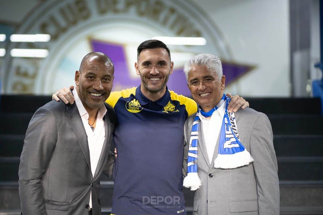ルーカス・ペレスのインスタグラム：「Un sueño haber podido conocer a dos leyendas del @rcdeportivo ! Muchas gracias por todo lo que habéis hecho por este club y esta ciudad 💙」