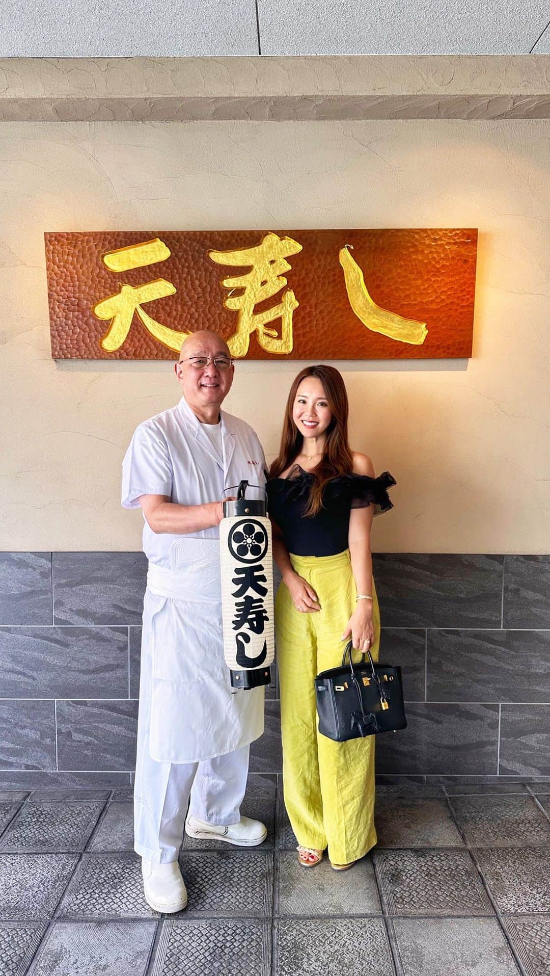 中村俊彦のインスタグラム：「【天寿し🍣北九州市小倉】 ⁡ ずっと行きたかった 全国に30件しかない食べログアワード・ゴールドを 表彰開始依頼6年連続受賞している 天寿しさん🍣 ⁡ ⁡ 美味しかったー🥰 ⁡ ⁡ 口の中がとろけた🥰 ⁡ ⁡ 予約困難で 全国から天寿しさん目的で集まる✨ ⁡ ⁡ ⁡ 大将のお人柄がまたまた素敵で面白くて たくさん笑った😆笑 ⁡ ⁡ ⁡ また次の帰国の時 食べに行く✨ ⁡ ⁡ ⁡ 旦那さんが 予約困難店 帰国のたびにたくさん予約してくれて （3キロ太ったけど🤣） ありがたい🥰 ⁡ ⁡ ⁡ ありがとー💓 ⁡ @toshihiko_nakamura_  ⁡ ⁡ ⁡ 2023.8.7 ⁡ ⁡ ⁡ ⁡ ⁡ ⁡ ﾟ･*:.｡..｡.:*･*:.｡. .｡.:*  ⁡ いつもいいねやコメント ありがとうございます✨ ⁡ 保存をタップしておくと いつでも見返せます🥰 ⁡ シェアは自由です🥰 ⁡ ⁡ ⁡ ♦︎無料シークレットオンラインサロン こちらで限定インスタライブ公開中 より濃いストーリーも配信中♡ ⁡ お金・パートナーシップ・マインド・美容 学びたい方はこちら💁‍♀️ ⁡ ⚠️女性限定です👸💓 @aiko_secret_salon  ⁡ ⁡ ⁡ ⁡ #海外生活　#日本帰国　#日本　#japan #お寿司　#天寿し　#予約困難店　#日本旅行」