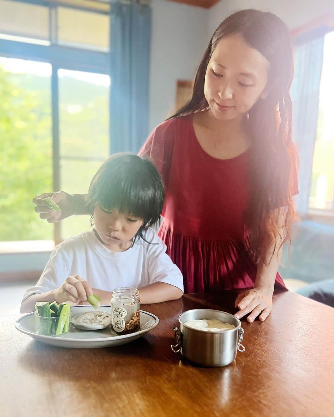 nonのインスタグラム：「手作りソイマヨでキュウリが止まらない  時々無性に食べたくなるマヨネーズ  お好み焼きにマヨ必須だし、 手作りピザでコーンマヨは定番 マヨ好きのわたし  豆乳で作ったり、市販のソイマヨ買ってみたり、しかしどれもちょっと好みとちがって  お豆腐ベースでめちゃくちゃ簡単に、そして美味しい好みのマヨが作れるレシピを知ってからは そちらをリピートで作っていたのだけど、  その自家製マヨに SOZAIのフレッシュマスタードを追加してみたら、 ほんとに美味しくて 我が家のソイマヨ進化版...！！  マヨネーズ嫌いだった樹根も 自家製マヨは「美味しい」って食べる  今日のvoicyはそんな進化ソイマヨの話  放送でレシピも話しています📻  ストーリーズからとべます  ちなみに ベースのマヨに使ってる豆腐は木綿豆腐、油は生活クラブの国産なたね油、お酢も生活クラブの調理用合わせ酢、塩は紅彩塩で  #生活クラブ #生活クラブの消費材  #生活クラブのある豊かなくらし  #プラントベース #プラントベースフード」