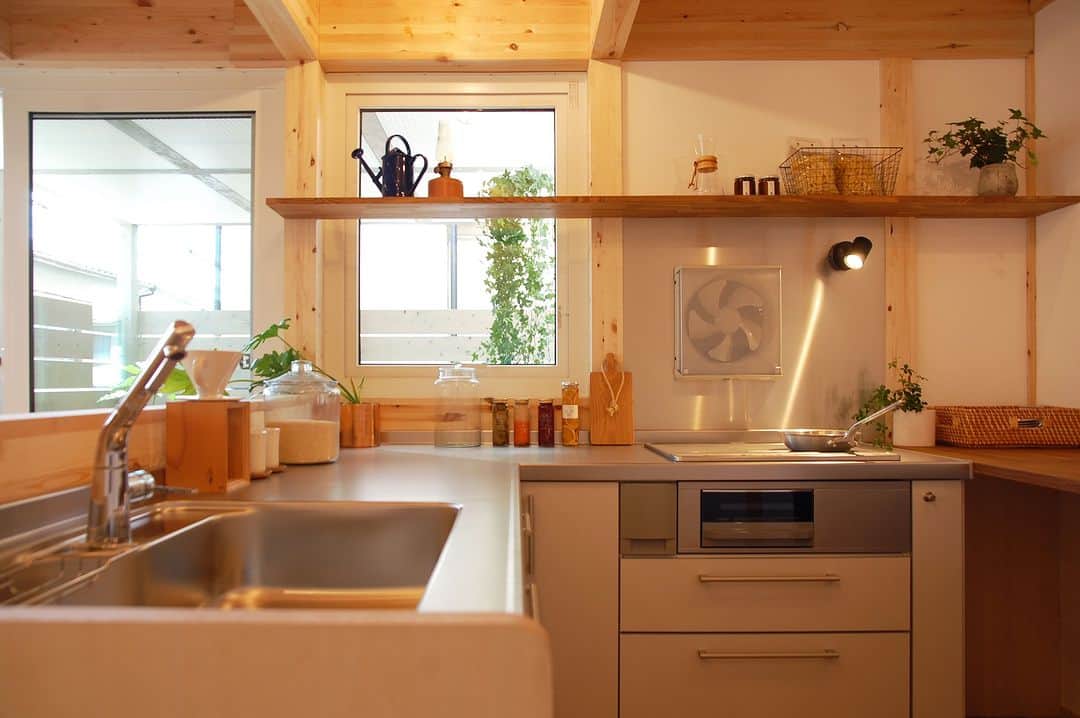 田中工務店／大阪／木の家さんのインスタグラム写真 - (田中工務店／大阪／木の家Instagram)「. 窓をまたぐ棚  あまり見慣れないかもしれませんが これがすごく可愛くて インテリアやお気に入りの食器が映えるのも 嬉しいです。  #tanakakomuten_kitchen   すべての人に、豊かな人生を。 @tanaka.komuten は、大切な人との豊かな時間という価値を、設計士とつくる木の家づくりを通してお客様にお届けしたい、大阪北摂・吹田市にある工務店です。ぜひフォローください🤲🏻✨  誰も教えてくれない『住まいのレシピ』をメルマガ📮で好評発信中。詳細は @sumai.no.recipe をご覧ください。  #工務店がつくる家 #家づくり記録 #家づくりアイデア #暮らしの記録 #田舎暮らし #木の家 #家づくり記録 #家づくりアイデア #暮らしの記録 #田舎暮らし #育児日記 #北摂ママ #ベビスタグラム #部屋作り #おうちづくり #注文住宅 #大阪注文住宅 #新築 #マイホーム #マイホーム #dIY #dining #living #kitchen #丁寧な暮らし ＃interior #インテリア   @hokusetsu_camp 絶賛応援中 北摂でキャンプをしよう🏕✨」8月7日 17時47分 - tanaka.komuten