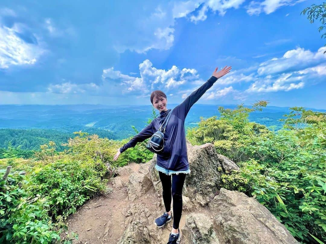 岡田栞奈のインスタグラム：「8/4の開運日は片道車で 2時間半かけて神社巡りとひとり登山に⛰️✨  無事に山頂到着❗️ 到着した頃に雷もなり始めて、 以前雷は「神が鳴る」と書いて“神鳴り”が語源であること、 とても神聖なものだと知っていたので なんだか人生に変化が起こりそうな予感に ワクワクしております✨  お優しいご夫婦の方に写真を撮っていただき、 願掛けをして帰宅🚗  何処で写真を撮っても虹の光がさして 神秘的でとても気持ちよかったです🌱  暑い日が続いている8月も パワー全開で頑張りましょう〜🔥  #ひとり登山 #⛰️  #神社巡り」