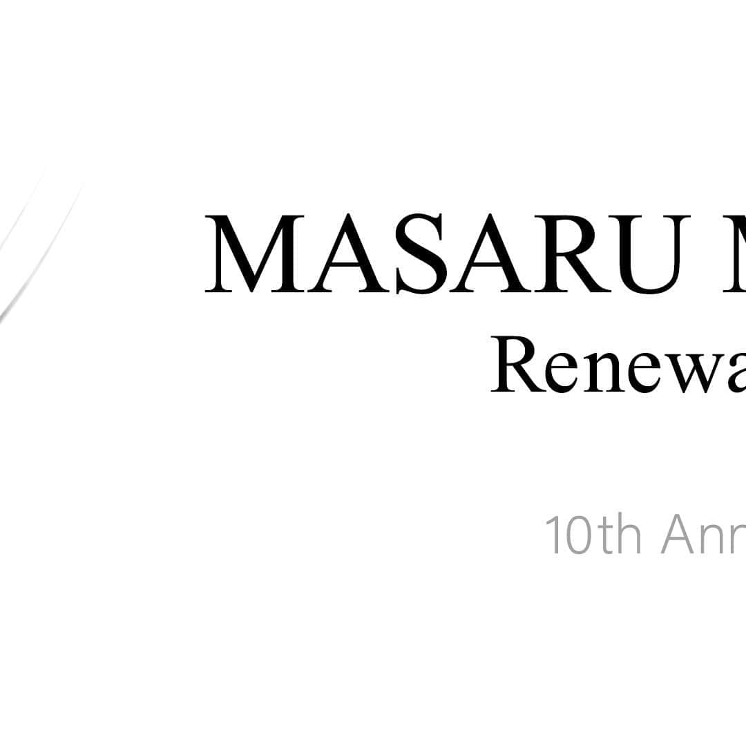 blanche étoileのインスタグラム：「《MASARU MASCARAの魅力》  【 ボリューム 】 小回りの利く「極密集ブラシ」が まつ毛1本、1本をしっかりとキャッチし、 ひと塗りで理想のボリューム感に。 重ねてもダマ付きせずに、どの角度から見ても きれいにセパレートしたまつ毛を叶えます。  【 滲みにくい 】 パンダ目でお悩みの方にこそ使っていただきたい滲みにくさ。 汗・皮脂・水に強く1日中美しいまつ毛をキープします。  【 まつ毛へのやさしさ 】 まつ毛ケアも同時に叶うMASARU MASCARA。 まつ毛のキューティクルを守り補修する 「マコンブエキス」「ユズ果実エキス」を配合。 マスカラを落とす時も負担がかからないよう お湯落ち処方でまつ毛をやさしくいたわります。  【 選べる４色展開 】 どんなシーンでも大人の目元を華やかなに彩る定番カラー。 「BK ブラック」「DBR ディープブラウン」 「NB ネイビーブルー」「PBR ピンクブラウン」 気分やお洋服に合わせてカラーを選ぶのもオススメです。  MASARU MASCARA 全4色展開　3,600円（3,960円/税込） 8月8日（火）RENEWAL  DEBUT  #blancheétoile #ブランエトワール #マサルマスカラ  #masarumascara #make #renewal  #リニューアル #天然由来美容成分  #滲まない #お湯でスルッと簡単オフ  #スマッジプルーフ処方」