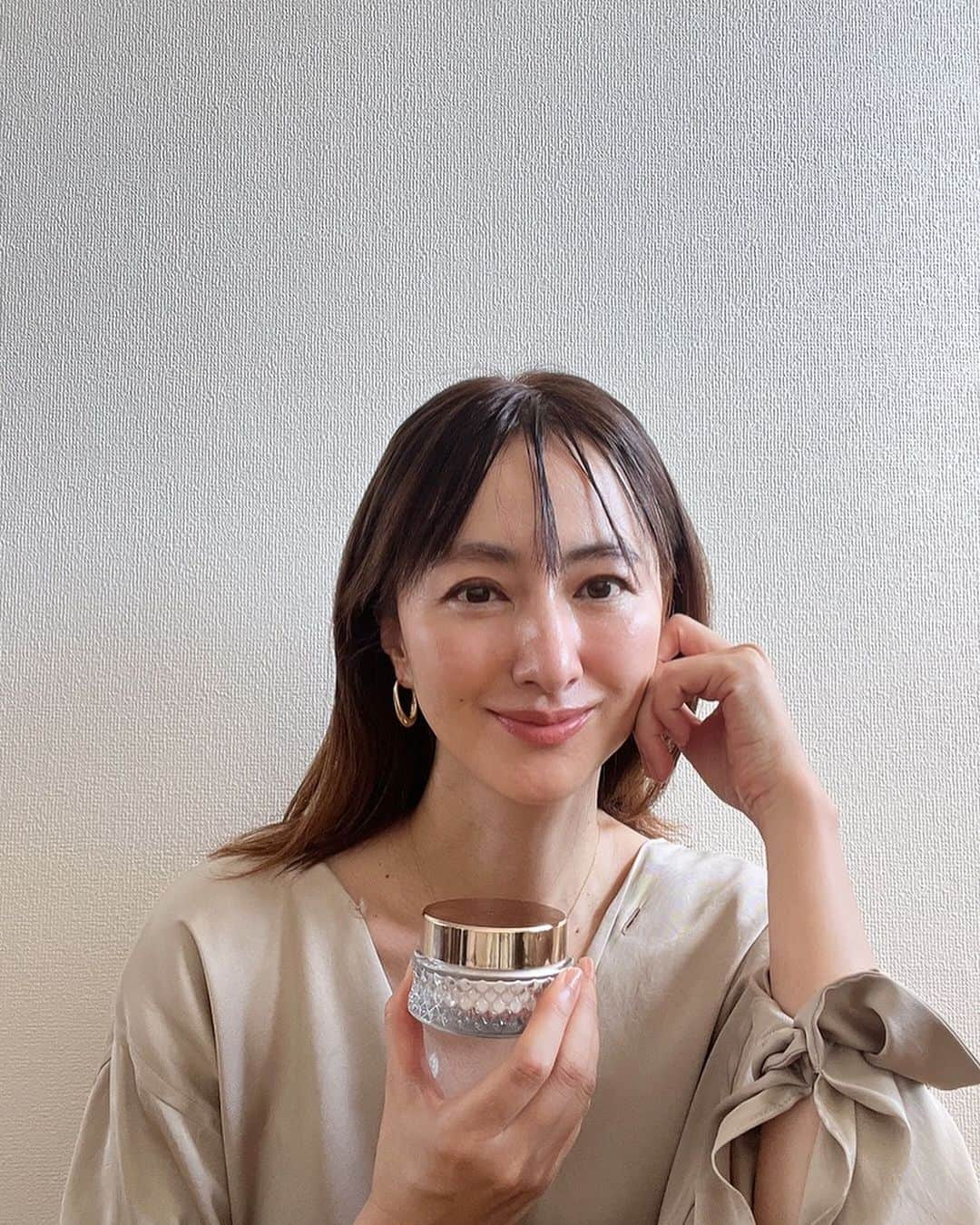 前田ゆかのインスタグラム：「つけた瞬間に広がる上質感と ひんやりする体感がとにかく心地よく、 ローズの恵みで潤しシルクのように上質肌に。   ランコム『アプソリュ』の中でも絶大な人気を誇る  至高のパウダーが独自のシルキーカプセルテクノロジーを搭載して  装いも新たに新登場。  『アプソリュ　エッセンスインパウダー』  皮脂のよれを防ぎながら乾燥を感じさせない  ３種のローズ成分*を贅沢に配合し  ているから  感動のつけ心地。   粉雪のように肌に溶け込みアジア人女性のために開発されたローズカラーは、 くすみや色むらをカバーして  自然な血色感をプラスしてくれます。  エレガントでフェミニンに香るシグネチャーフレグランスも感じて欲しい！  メークの度に幸福感に包まれて肌がドレスアップ。   時間が経ってもくすまない、 鏡を見るのが楽しみになります。  2023年8月１１日（金）発売  #ランコム  #アプソリュ  #玉肌パウダー  #lancomemakeup  #PR    *3種のローズ成分：整肌成分：ダマスクバラ花水、ダマスクバラ花油、センチフォリ アバラ花エキス」