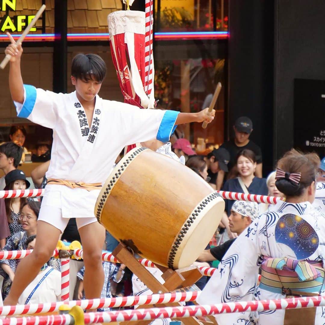 墨田区さんのインスタグラム写真 - (墨田区Instagram)「👨‍👩‍👧‍👦2023年夏☾墨田区民納涼民踊大会🏮  東京スカイツリータウンのソラマチひろばで繰り広げられた墨田区民納涼民踊大会は、8月1日から3日間開催🎆🏮  地域の皆さんが色とりどりの浴衣に身を包み、笑顔で踊りました🎶 👘💃  久しぶりの盆踊りで、夏の素敵な思い出になったことでしょう！ 子どもから大人まで、みんなで夏の風物詩を楽しみました🍧🎐✨  撮影者：　#すみだカメラ部１０選　 1枚目▶　@036pov 2~7枚目▶　@tetsushin634  #墨田区#すみだ#sumida#東京#tokyo#わたしのすみだ自慢#これもすみだのシティプロモーション#夏まつり #墨田区民納涼民踊大会 #盆踊り #ソラマチ広場 #盆踊り大会 #skytree #夏の思い出 #東京夏祭り #ご当地キャラクター #おしなりくん #楽しい夏fest #东京晴空塔 #도쿄스카이트리」8月7日 17時48分 - sumida_official
