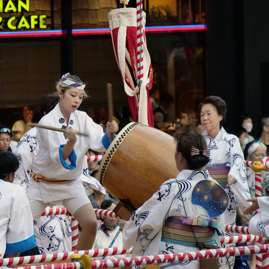 墨田区さんのインスタグラム写真 - (墨田区Instagram)「👨‍👩‍👧‍👦2023年夏☾墨田区民納涼民踊大会🏮  東京スカイツリータウンのソラマチひろばで繰り広げられた墨田区民納涼民踊大会は、8月1日から3日間開催🎆🏮  地域の皆さんが色とりどりの浴衣に身を包み、笑顔で踊りました🎶 👘💃  久しぶりの盆踊りで、夏の素敵な思い出になったことでしょう！ 子どもから大人まで、みんなで夏の風物詩を楽しみました🍧🎐✨  撮影者：　#すみだカメラ部１０選　 1枚目▶　@036pov 2~7枚目▶　@tetsushin634  #墨田区#すみだ#sumida#東京#tokyo#わたしのすみだ自慢#これもすみだのシティプロモーション#夏まつり #墨田区民納涼民踊大会 #盆踊り #ソラマチ広場 #盆踊り大会 #skytree #夏の思い出 #東京夏祭り #ご当地キャラクター #おしなりくん #楽しい夏fest #东京晴空塔 #도쿄스카이트리」8月7日 17時48分 - sumida_official