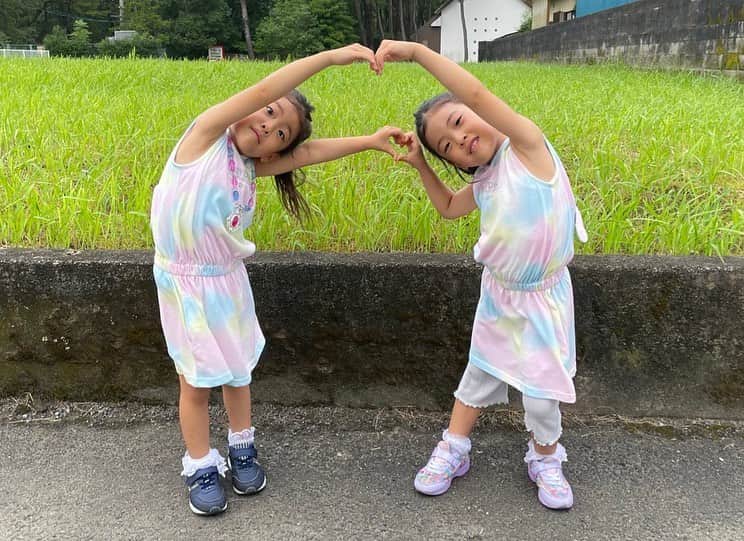 のインスタグラム：「双子さんを連れて夕散歩👧👧」