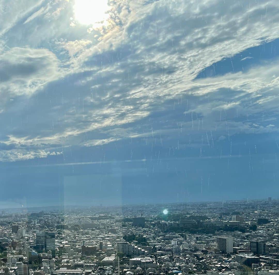 辛島美登里さんのインスタグラム写真 - (辛島美登里Instagram)「先週8月1日のアフパラは「ちょっとホラーな話」にふさわしく？空模様も劇的でした。ゲリラ豪雨の雨宿りの方多数⚡️ 時系列ですが、番組中の豪雨時が抜けております。 明日8月8日はパチパチ拍手の日。メッセージお待ちしてます👏mail@afpara.jp」8月7日 17時50分 - midorikarashima