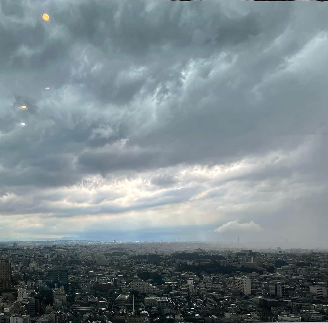 辛島美登里のインスタグラム：「先週8月1日のアフパラは「ちょっとホラーな話」にふさわしく？空模様も劇的でした。ゲリラ豪雨の雨宿りの方多数⚡️ 時系列ですが、番組中の豪雨時が抜けております。 明日8月8日はパチパチ拍手の日。メッセージお待ちしてます👏mail@afpara.jp」