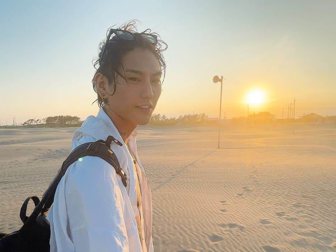 KOHEYのインスタグラム：「やっぱ夏が1番しゅき。  #タトゥー  #tattoo  #海  #sea  #couple」