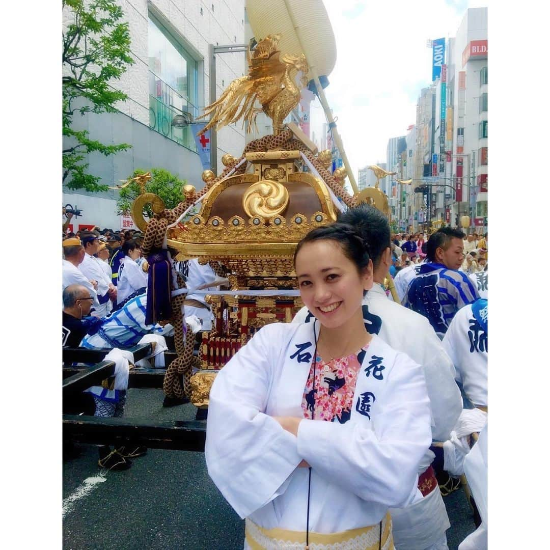 脊山麻理子さんのインスタグラム写真 - (脊山麻理子Instagram)「お神輿を新宿花園で担いだ時の写真♡新宿花園も4年ぶりのお神輿で、みんな同窓会みたいでした♡たくさん神様を担げて嬉しかったです♡ #5月28日 #お神輿 #新宿花園 #お祭り #新宿花園神社 #新宿花園神社例大祭」8月7日 17時54分 - mariko_seyama_milkpon