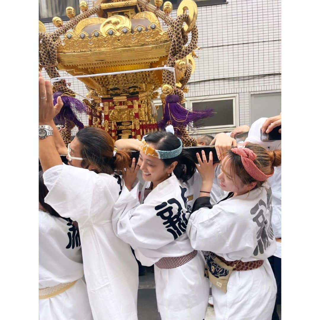 脊山麻理子さんのインスタグラム写真 - (脊山麻理子Instagram)「お神輿を新宿花園で担いだ時の写真♡新宿花園も4年ぶりのお神輿で、みんな同窓会みたいでした♡たくさん神様を担げて嬉しかったです♡ #5月28日 #お神輿 #新宿花園 #お祭り #新宿花園神社 #新宿花園神社例大祭」8月7日 17時54分 - mariko_seyama_milkpon