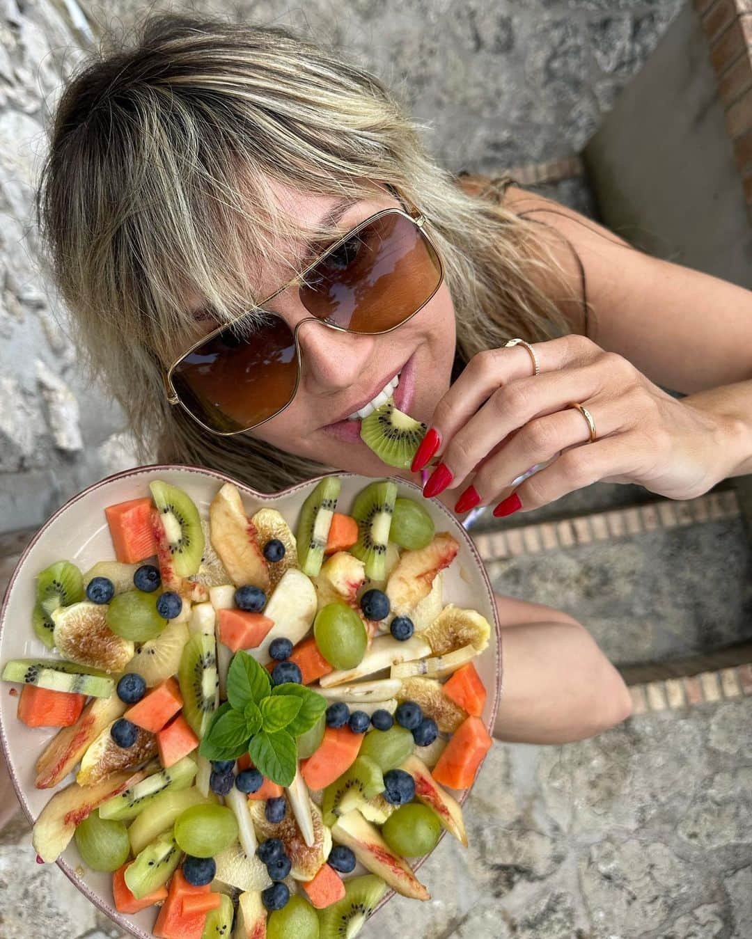 ハイディ・クルムさんのインスタグラム写真 - (ハイディ・クルムInstagram)「Make sure to eat your fruits and …..🍐🍇🍒🍑🍅🫐🍋🍓🍍🍏🍉🍌🍒🍒🍒🍋🍏🍅🍇😎🇮🇹❤️」8月7日 18時04分 - heidiklum