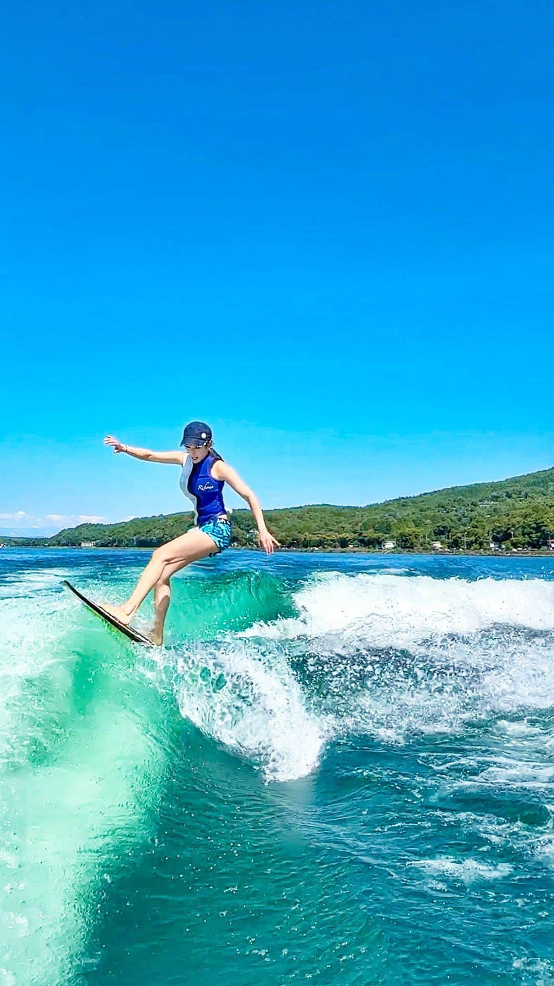 りほのインスタグラム：「暑い夏は湖でマリンスポーツ！❤️😍 太陽浴びて冷たい水に入ると夏〜って感じがするっ🌻  ウェイクサーフィンは波に乗る感覚最高なのだ💕 今度はなんか技とか覚えてみたいかも✨😆  これからチャレンジしてみたいって人はぜひチャレンジしてみて❤️😆マリンスポーツは泳げなくても、ライフジャケットあるから浮くので安心だよー🔰😆  今年の夏は暑いから常に熱中症対策を忘れずになのだ💕😆  @gakuroku_marine  @activityplus_insta   #ウェイクサーフィン　#surfing #サーフィン　#サーファー　#surfer #surfgirl #ウェイク　#wakesurfing #wakesurfer #アウトドア #fujisan #outdoor #outdoorgirl #summer #ウェイクボード　#wakeboard #山中湖 #yamanakako 　#surfinglife #サーフィン女子 #マリンスポーツ #marinesports #富士五湖 #summervacation #夏休み#水着　#ビキニ #bikini #surftrip #kawaguchiko」