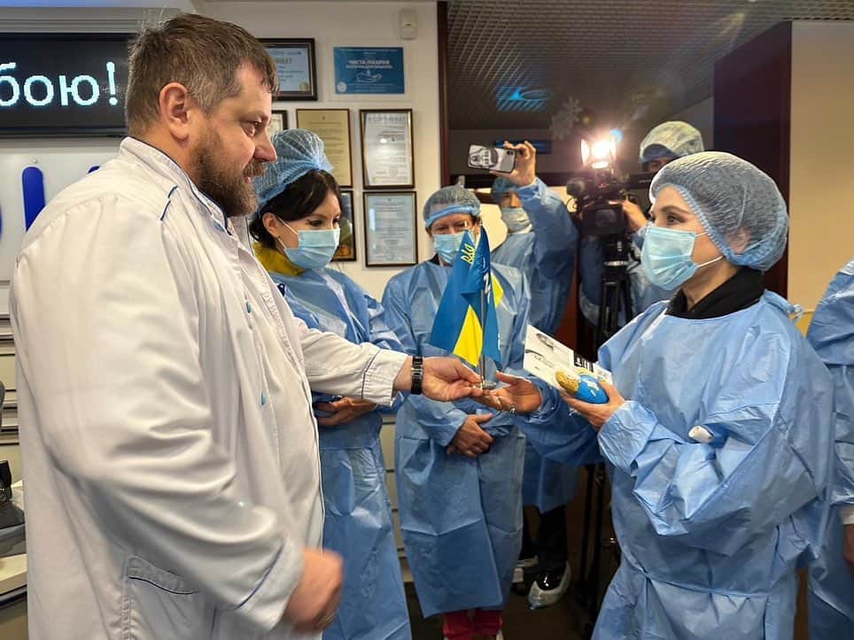 デヴィ・スカルノさんのインスタグラム写真 - (デヴィ・スカルノInstagram)「今年1月に ウクライナを 訪れた際に キーウ近郊にある 研究医療センター、 「NODUS」を 訪れました。その際にお会いした 所長の オレクサンドル・クリク医師 が  来日されると知り、ウクライナ大使館にて 面会の機会を 設けて頂きました。 吉田美保さん、Olesia Kyrylchukさん、セルギー・ コルスンスキー 駐日ウクライナ特命全権大使、 オレクサンドル・クリクさん、私、オクサーナ・ ステパニュックさん。 2023年1月、キーウの「NODUS」訪問時の写真。 左端、オレクサンドル・クリク 所長 クリクさんは ニューロ・リハビリ（神経科学を 応用するリハビリ）の 分野で 20年以上の キャリアがあり、今回の訪日は 研究機関や リハビリ施設などを 訪れるためだそう。 新聞では 日本政府.....素晴らしい医療援助を 日本は していると 思ったのです。 何と たった2人の ウクライナの傷病兵を 看るだけという、がっかりしました。 しかも 自衛隊の病院を 視察したくても 外国人は NO ということだったそうです。 日本人の 外国人に対しての 差別が  ここにも 現れています。医療の世界でも 交流があっても いいはずです。 人の命を 預かっている 病院？？ 医学者達で 情報交換することは 人類のために なるのでは ないでしょうか。 狭い了見の 日本に失望し、怒りを感じました。 日本は 軍事的支援だけでなく、医療支援も しているのだと 嬉しく 誇りに思っていたのですが、 この不協力さを 知り、悲しくなりました。 ウクライナでは 戦争が 常態化し、砲弾が 降り注ぐ中で 人々は 暮らしています。 それだけ 戦争が 長引いているということです。 ウクライナを 決して 「民主主義の墓場」と させないよう、国際社会が 一丸となり、 継続的に ウクライナを 支援していかなければ なりません。」8月7日 17時59分 - dewisukarnoofficial