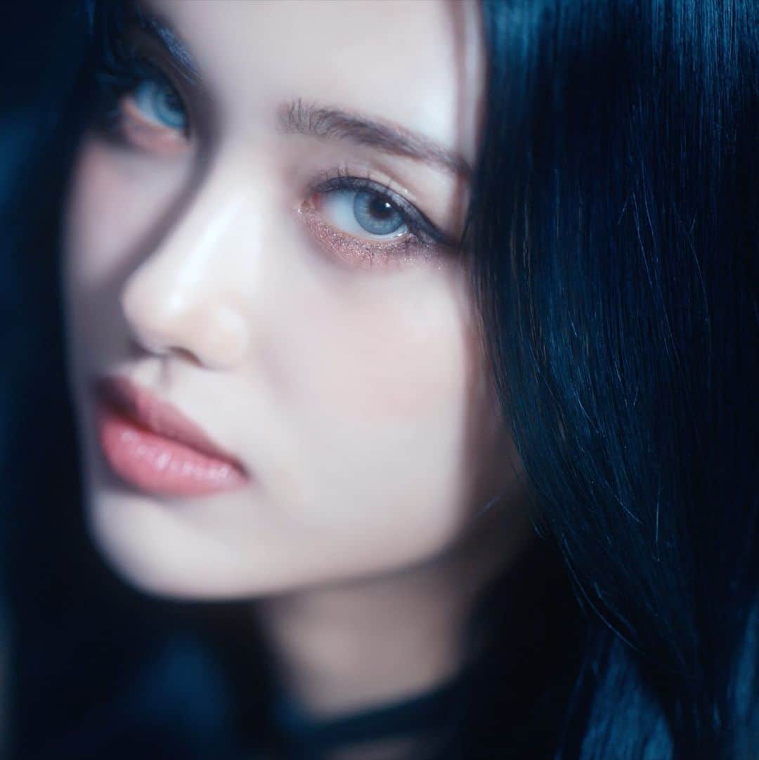 EVERGLOWのインスタグラム：「EVERGLOW 4TH SINGLE ALBUM  <ALL MY GIRLS> SLAY MV Teaser #AISHA  ▶ https://youtu.be/tRzg_BGEcK4   2023.08.18 6PM (KST)  #EVERGLOW #에버글로우 #ALL_MY_GIRLS #SLAY #아샤」