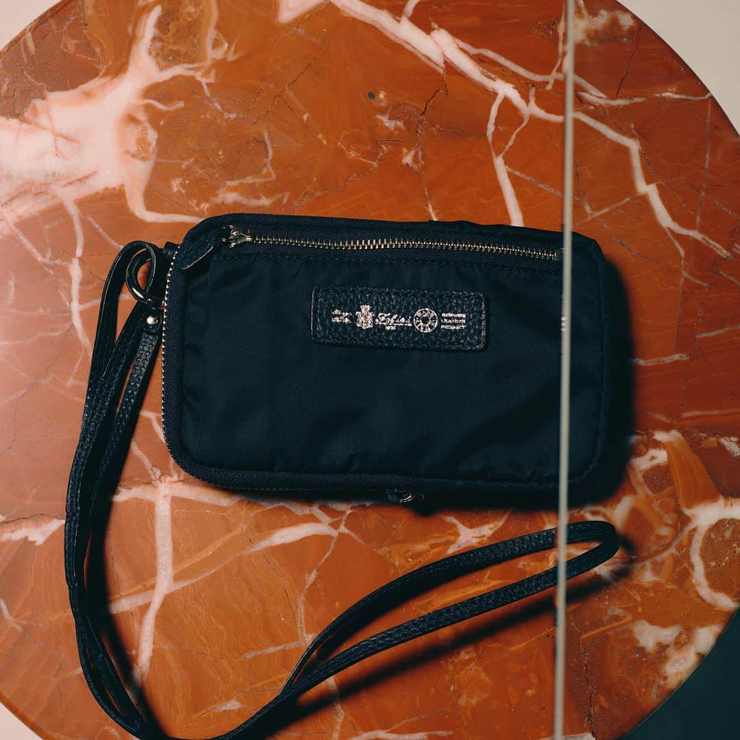 Felisi Japan 〔フェリージ〕のインスタグラム：「#サコッシュ  携帯やパスチケットなどがジャストサイズで入るナイロンサコッシュ。  使い心地に拘った収納設計。 トラベルポーチやゴルフラウンドでサブポーチ使いはもちろん、休日バッグとしての使用もオススメです。  #Felisi#felisi#bag#leather#madeinitaly#wallet#cardcase#longwallet#briefcase #briefbag #leatherbriefcase #leatheraging #フェリージ#イタリア製#革小物#革製品#本革#エイジング#経年変化 #レザークラフト#ビジネスバッグ #スーツ #ビジネストート #ブリーフケース  #ミニバッグ #ナイロン」