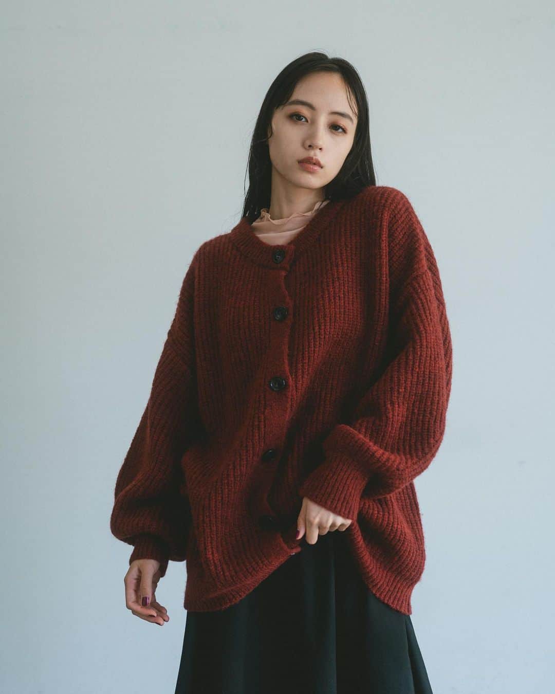 Vannie Officialのインスタグラム：「ミックスオーバーニットカーディガン  … Design …  ・ゆったりとしつつトレンド感あるシルエット ・シンプルなデザインで着回し力抜群 ・ボタンは開閉可能でプルオーバーとしても着用可能 ・ちくちくしないニットのお素材  … Styling … たっぽりしたお袖が特徴的なトレンドカーディガン。 着るだけでたちまち今年らしいルックに。 カットソーやタートルネックとの重ね着もおすすめ。 レイヤードにもってこいなので真冬まで着用していただけます。  ━━━━━━━━━━━━━━━━━━━━━  透け感：あり 裏地：なし 厚さ：厚手 伸縮性：あり 洗濯：洗濯機手洗いモード、又は手洗い推奨  ━━━━━━━━━━━━━━━━━━━━━━ ※詳しくは洗濯タグをご確認ください #vannie_u」