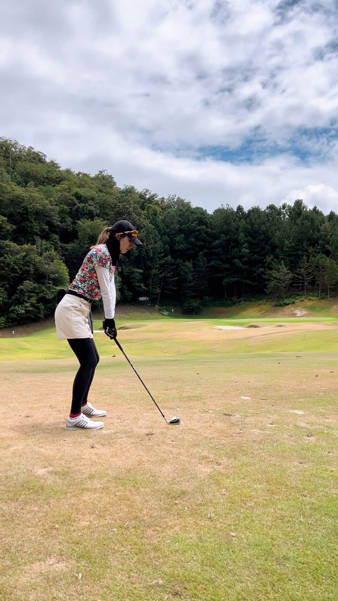 中田有美のインスタグラム：「ワンオンチャレンジ⛳️ 左に行ったな〜と思っとったら 向いた方向通りやった😂  こういうのがもったいないんよね🤣  #ゴルフ動画 #ゴルフスイング動画 #ワンオンチャレンジ #ゴルフ女子 #東海ゴルファー」