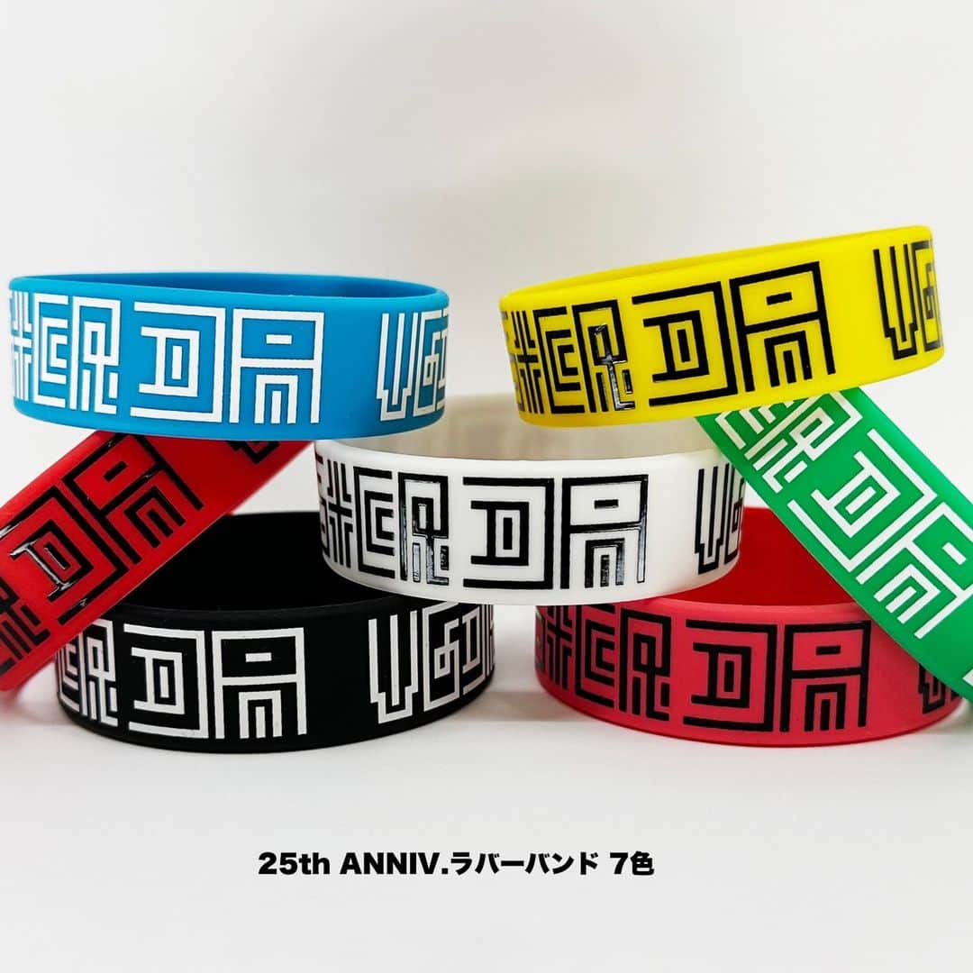 Dragon Ashのインスタグラム：「LIVE Blu-ray&DVD 『25th ANNIV. TOUR 22/23 ～ ENTERTAIN ～ FINAL』 先着・予約購入特典”25th ANNIV.ラバーバンド”🔥  ライブ中のBOTSのMCから着想した”25th ANNIV.ラバーバンド” 刻印された文字は、これまでの全メンバーとスタッフ、ファンがつながって1つのバンドになっていることを意味しています⚡️」