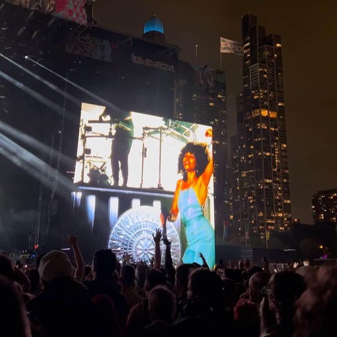 イジー・ビズさんのインスタグラム写真 - (イジー・ビズInstagram)「Had so much fun this weekend at @lollapalooza with @odesza 🤍   Next stop… @redrocksco supporting @hippiesabotage x」8月7日 18時00分 - izzybizu