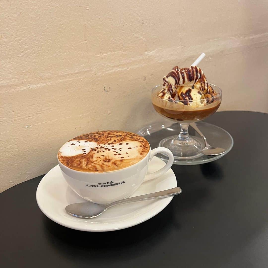 松井朝海のインスタグラム：「︴café ☕️  ヘアカット行ってそのままカフェ☕︎  クーラーがかかってる中で飲むホットが最高に好き✌🏼  #cafecolombia#心斎橋カフェ#堀江カフェ」