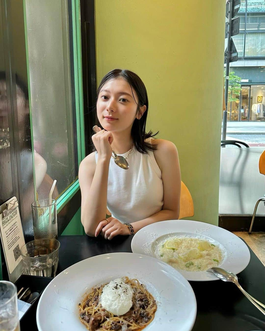 齊藤英里のインスタグラム：「素敵なお店でランチをしたよ。 美味しいご飯を食べること、趣味の一つです。 最近は食欲がとにかく増加しています、、、🐷 （あ、パスタとデザートもちろんシェアしてますよ！） 栄養は沢山蓄えましょう。 そして適度に運動🩷 最近食べて美味しかったもの！教えて下さい😌💭  #jjモデルオーディション2023  #国民的彼女 #齊藤英里 #さいとうえり　 @jj_official_jj  @jj_audition_official」