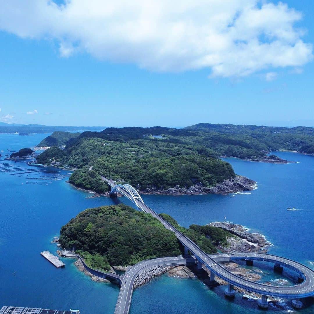 Visit Wakayamaのインスタグラム：「. Enjoy a bird’s eye view of the amazing Kushimoto Bridge, connecting the city of Kushimoto with the island of Kii Oshima.  📸 @yoshiyan510 📍 Kushimoto Bridge, Wakayama . . . . . #discoverjapan #unknownjapan #instajapan #landscape #japan #japantrip #japantravel #beautifuldestinations #wakayama #wakayamagram #explore #adventure #visitwakayama #travelsoon #travelfromhome #travelgram #stayadventurous #igpassport #explorejapan #lonelyplanet #sustainabletourism #seaside #summerinjapan #traveldeeper #islandhopping #bridges #kushimoto #kushimotobridge #kiipeninsula #kiioshima」