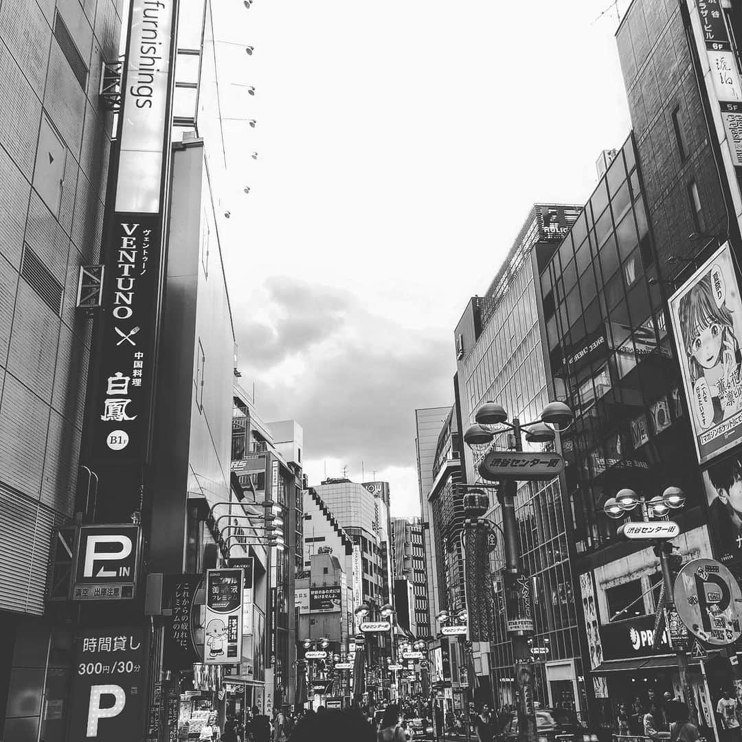 松田洋治さんのインスタグラム写真 - (松田洋治Instagram)「連日の新宿通いを昨日で終了して今日は渋谷で外国の街を歩いてきました。 解禁になりましたらお知らせいたしますね。」8月7日 18時02分 - youjimat
