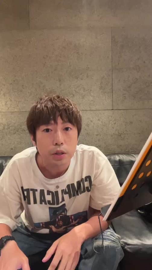 高橋優のインスタグラム：「【はなうた-pray for Akita-】  なぁどうした？また何かあった？やられたか？ It's alright ではないよな　でも辛いなんて言わないんだな 'らしいな''らしくないな' みたいな客観視はいらんのだ 泣きたいくらい　泣けないくらい　戦い打ちのめされても  「なんてことないさ　自分より大変な人なら山ほどいるのだから」…その背比べこそが人生最大級に邪魔だ あなたという名の幸せに気付きもせずに文句垂れてる奴ら全員大馬鹿もんだ　今日は　どっか行こうか  花が咲いてるじゃないか　窓辺にさした光が 誰に気付かれることもなく輝いてる　あなたのように 多分また笑えるさ　晴れるかな　雨降るかな 会えたら嬉しいな　シャラララはなうた 世界中の幸せ集めて　あなたの中閉じ込めて 色とりどりの喜びよ起これ  生きたいか？生きたいよな　死にたいか？死にたいよな It's alright そんなもんさ　変じゃないさ　大丈夫だ 雨には負けた　風にも負けた　嵐が来たなら　ぼくらは無力だ  泥に塗れて　負け続けたって何度でもゼロから初め続けて　今ここにぼくらが生きてることが歴史の答え あなたという名の幸せに気付いた途端どんな未来も怖くないような気分なんだ　今夜は　何食べようか  鳥が鳴いてるじゃないか　羽ばたいた青い空が 誰に気付かれることもなく微笑んでる　あなたのように 多分また笑えるさ　晴れるかな　雨降るかな 会えたら嬉しいな　シャララ唄いながら 世界中の幸せ集めて　あなたの中閉じ込めて 色とりどりの喜びを起こせ  花が咲いてるじゃないか　窓辺にさした光が 誰に気付かれることもなく輝いてる　あなたのように 多分また笑えるさ　だけどもし耐えられない時は 会いに行くよ　シャララ唄いながら 世界中の幸せ集めて　あなたの中閉じ込めて 色とりどりの喜びを起こせ　 どんな悲しみさえ　乗り越えて  #高橋優 #prayforakita」